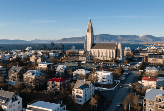 Die Kirche Hallgrímskirkja, das berühmteste Wahrzeichen von Reykjavík auf Island dem Zielhafen der Kreuzfahrt